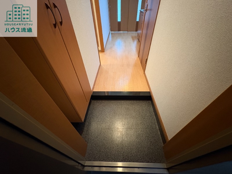 玄関　※写真は別号室