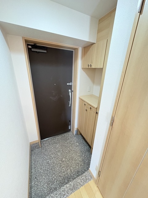 玄関　＊退去後クリーニング前の写真です