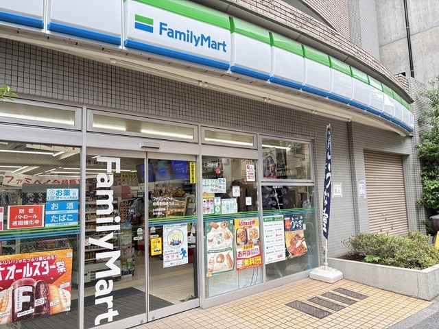 コンビニ　ファミリーマート板橋駅桜通り店（コンビニ）まで243m