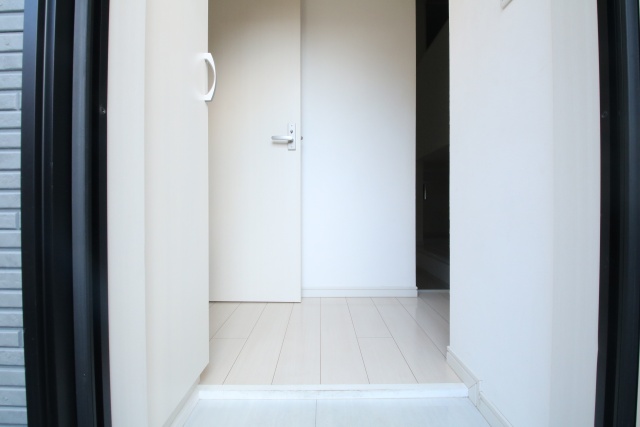 玄関　※同建物内別室の参考写真です、内装が異なる場合がございます