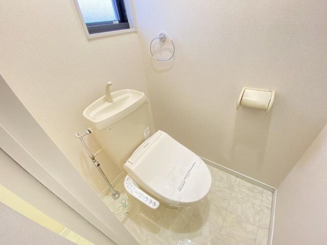 トイレ　同物件別室のイメージ画像となります　反転した間取りとなります