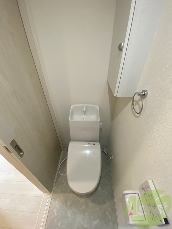 トイレ　トイレは温水洗浄便座付きで、収納スペースもございます