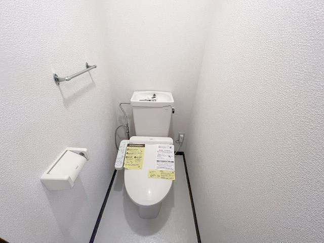 トイレ　トイレには快適な温水洗浄便座付きです
