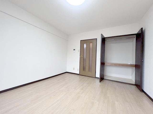 居室・リビング　お掃除がラクチンなフローリングのお部屋です。