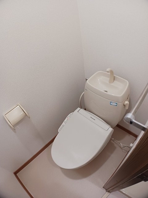 トイレ　嬉しい温水洗浄便座付きです♪