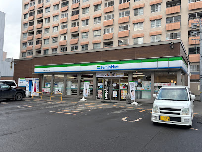 コンビニ　ファミリーマート札幌南6条西9丁目店（コンビニ）まで246m