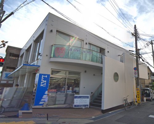 コンビニ　ローソン 芦屋川駅前店（コンビニ）まで592m