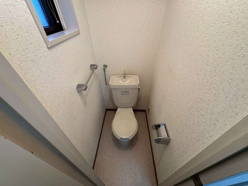 トイレ　こちらはトイレです。清潔感があり、安心して使用できます。