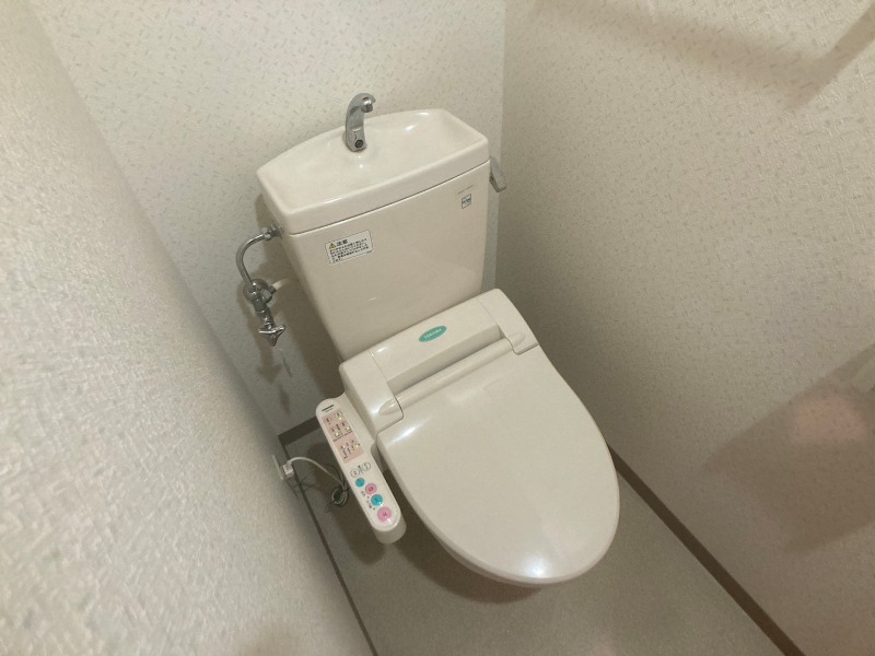 トイレ　ウォシュレット機能がついたトイレ。安心して使用できますね。