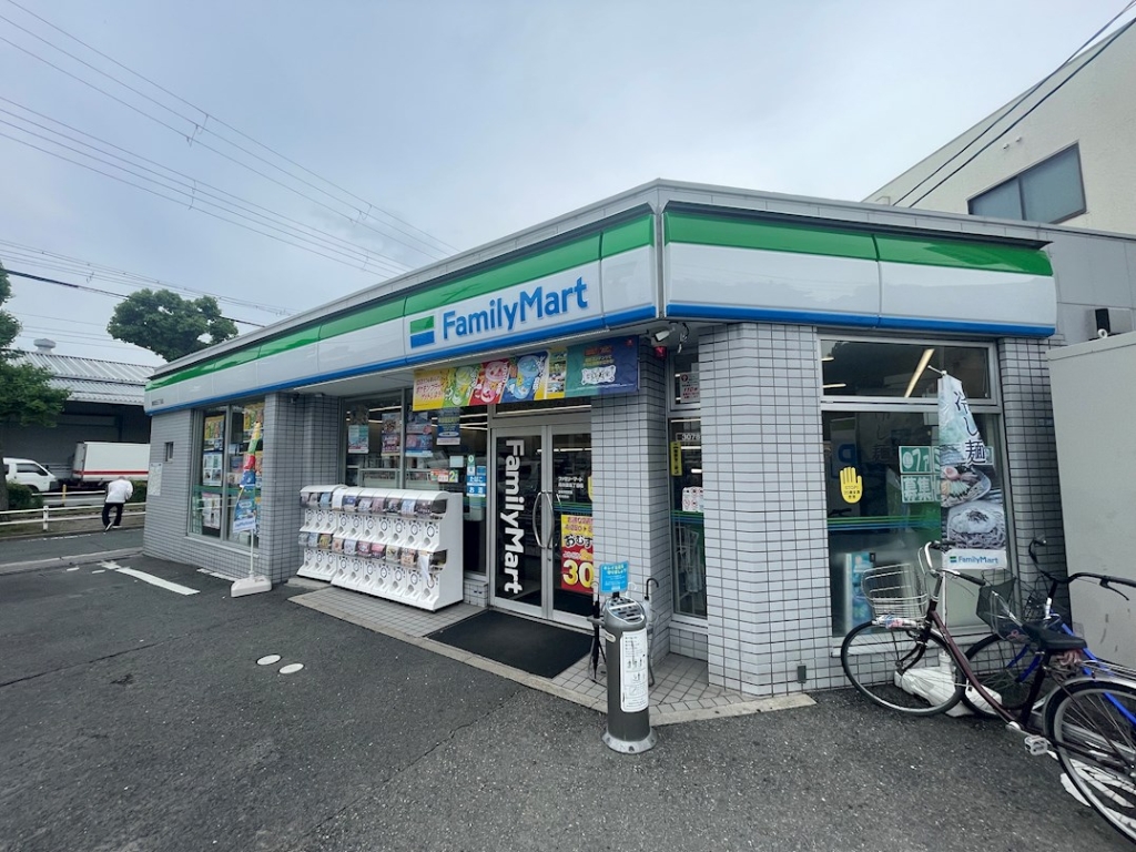 コンビニ　ファミリーマート 南吹田五丁目店（コンビニ）まで388m
