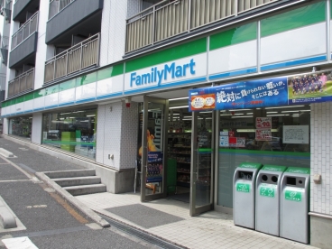コンビニ　ファミリーマート牛込柳町駅前店（コンビニ）まで330m