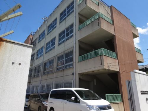 中学校　石切中学校（中学校）まで957m