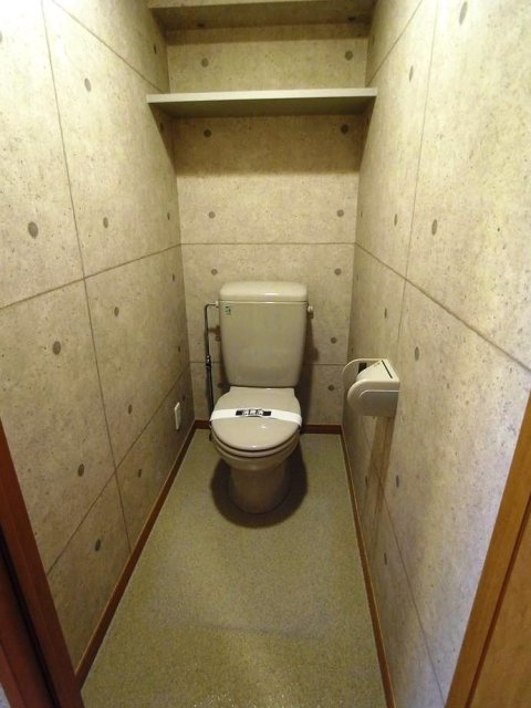 トイレ　落ち着いた色調のトイレです