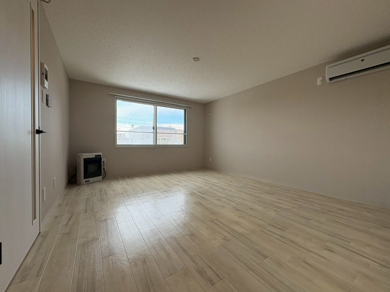 居室・リビング　木目のフローリングは落ち着きのある印象のお部屋になりますね。