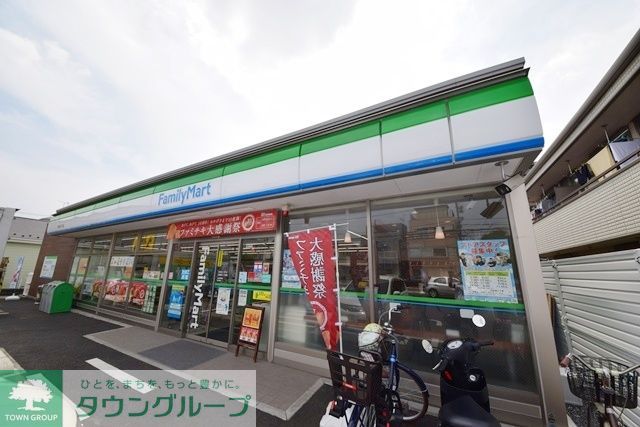 コンビニ　ファミリーマート大和東三丁目店（コンビニ）まで580m