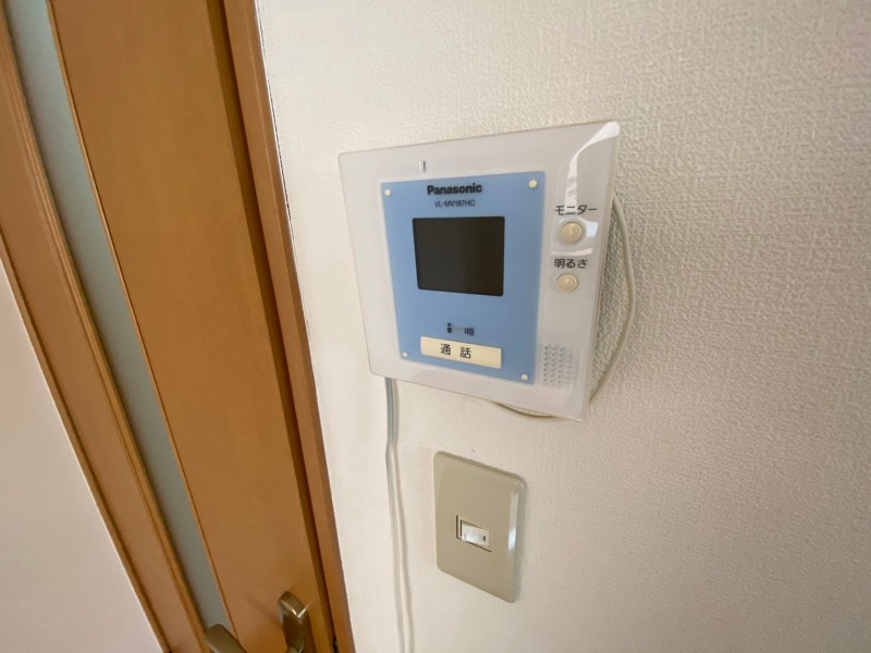 セキュリティ　ＴＶモニター付インターホンです。来客者の顔が見えるので安心！