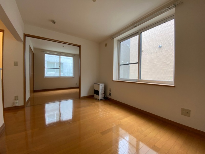 居室・リビング　木目のフローリングは落ち着きのある印象のお部屋になりますね。