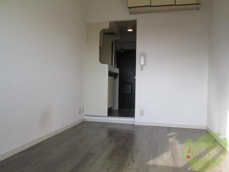 居室・リビング　ベット＋少し余裕がある単身の方向けのお部屋です