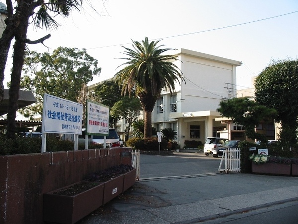 小学校　宮崎市立小戸小学校（小学校）まで607m