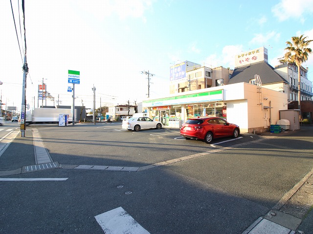 コンビニ　ファミリーマート 浜松小豆餅店（コンビニ）まで595m