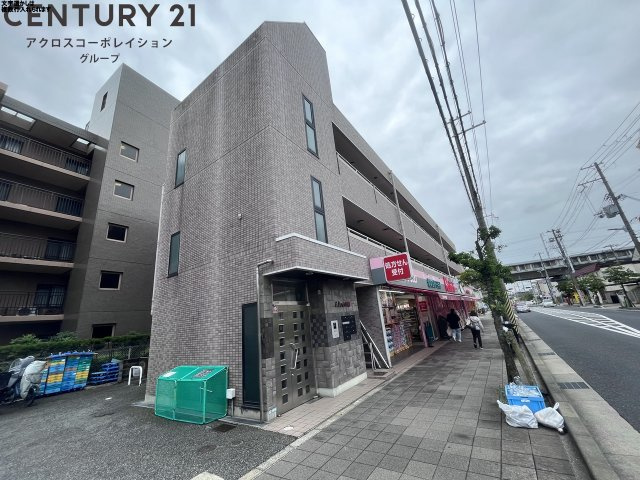 建物外観　オートロックで外部の人間が簡単に出入りできないため安心です。