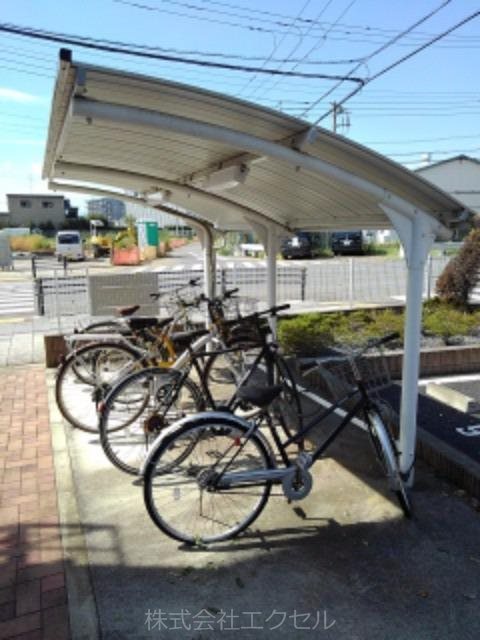 その他共有部分　屋根付きの駐輪場です。