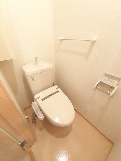 トイレ　温水洗浄便座完備です。