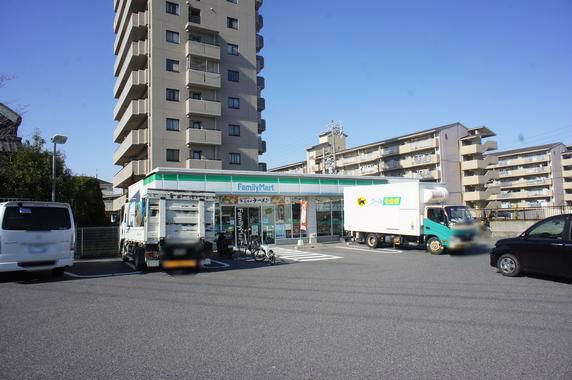 コンビニ　ファミリーマート（コンビニ）まで300m