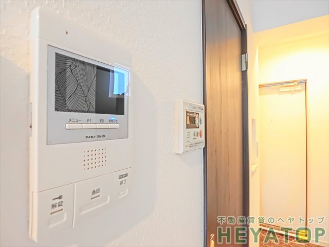 セキュリティ　モニター付きドアホンで安心確認（同仕様写真）