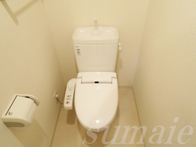 トイレ　温水洗浄機能付きトイレです