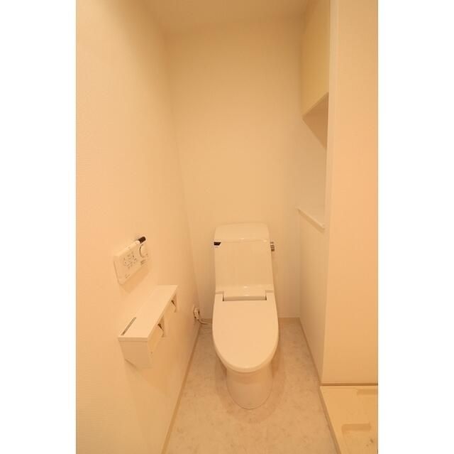 トイレ　落ち着いた色調のトイレです