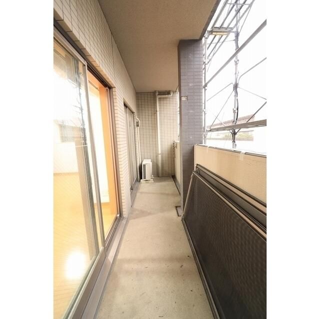 バルコニー　暖かな日差しのふりそそぐバルコニー