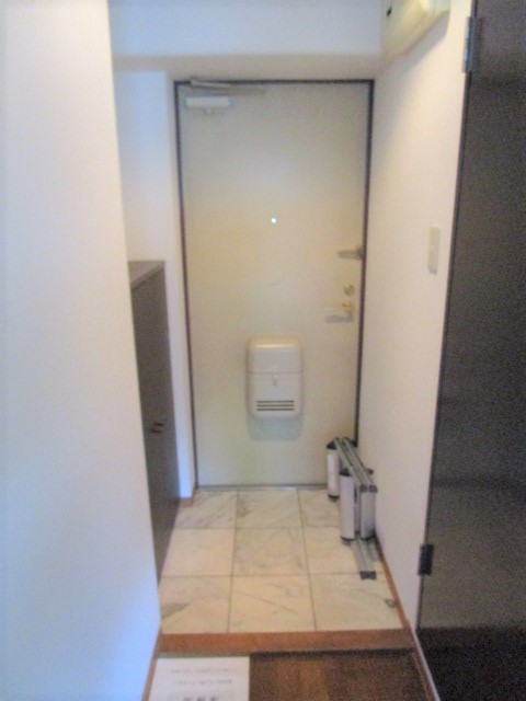 玄関　同建物の別号室のお写真です。
