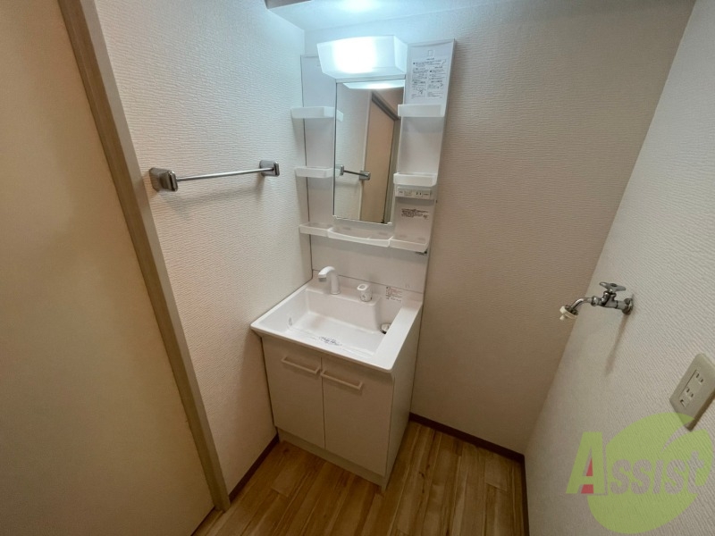 洗面設備　独立洗面台です。大きくてよいですね。シャンプーもできます。