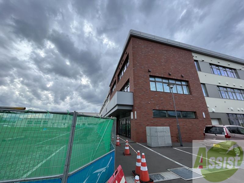 中学校　札幌市立栄中学校（中学校）まで736m