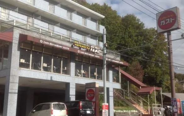飲食店　ガスト生田駅前店（から好し取扱店）（飲食店）まで382m