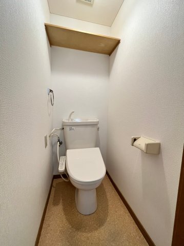 トイレ　同物件、別号室の参考写真です。