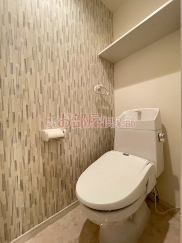 トイレ　落ち着いた色調のトイレです