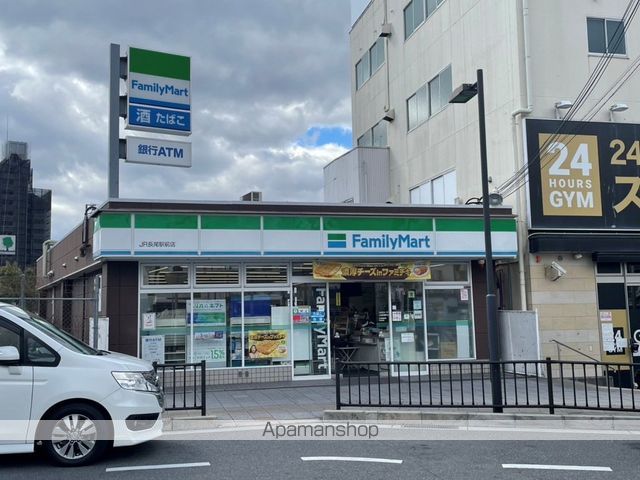 コンビニ　ファミリーマート長尾駅前店（コンビニ）まで672m