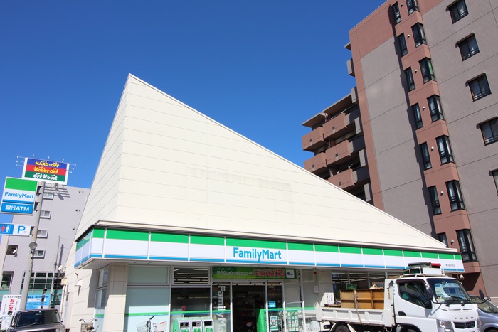 コンビニ　ファミリーマート　東久留米本町店（コンビニ）まで318m