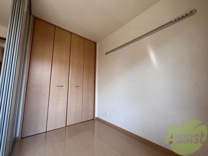 その他部屋・スペース　こちらは３帖の洋室です。寝室としてちょうどいいですね。