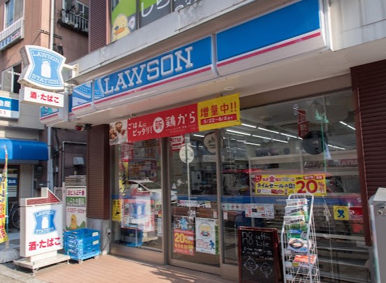 コンビニ　ローソン新大久保店（コンビニ）まで138m