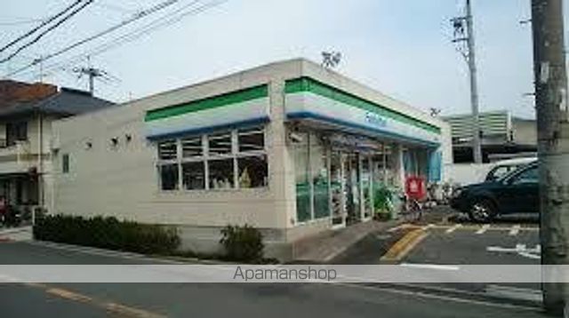 コンビニ　ファミリーマート（コンビニ）まで721m