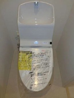 都営新宿線 岩本町駅 徒歩5分 13階建 築7年のトイレ写真