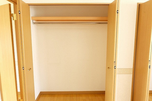 収納　壁一面にクローゼットがあり収納力抜群♪