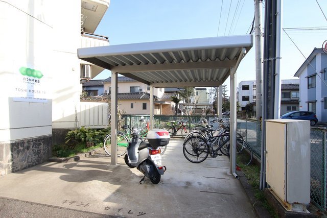 その他　屋根付き駐輪場