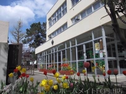 小学校　中央小学校（小学校）まで558m