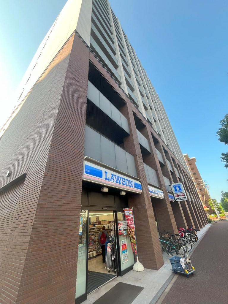 コンビニ　ローソン博多築港本町店（コンビニ）まで28m