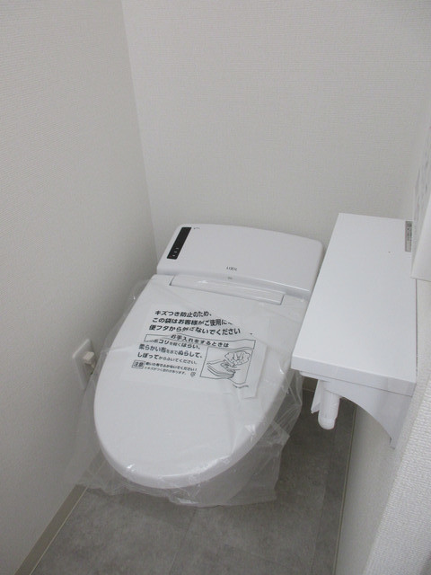 ＪＲ横須賀線 保土ケ谷駅 徒歩17分 2階建 築5年のトイレ写真