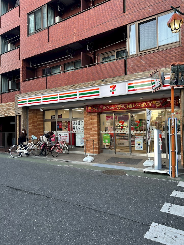 コンビニ　セブンイレブン（コンビニ）まで135m